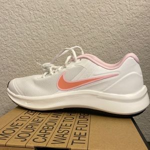Nike star runner 3 SE Brand new in box size 6.5 youth womens size 8 shoes